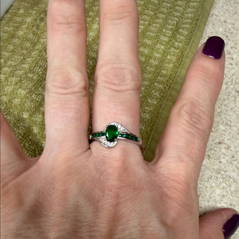 Elegant Green and Silver Women's Ring size 8